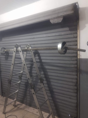 Manutenção porta de aço de enrolar coemercial
